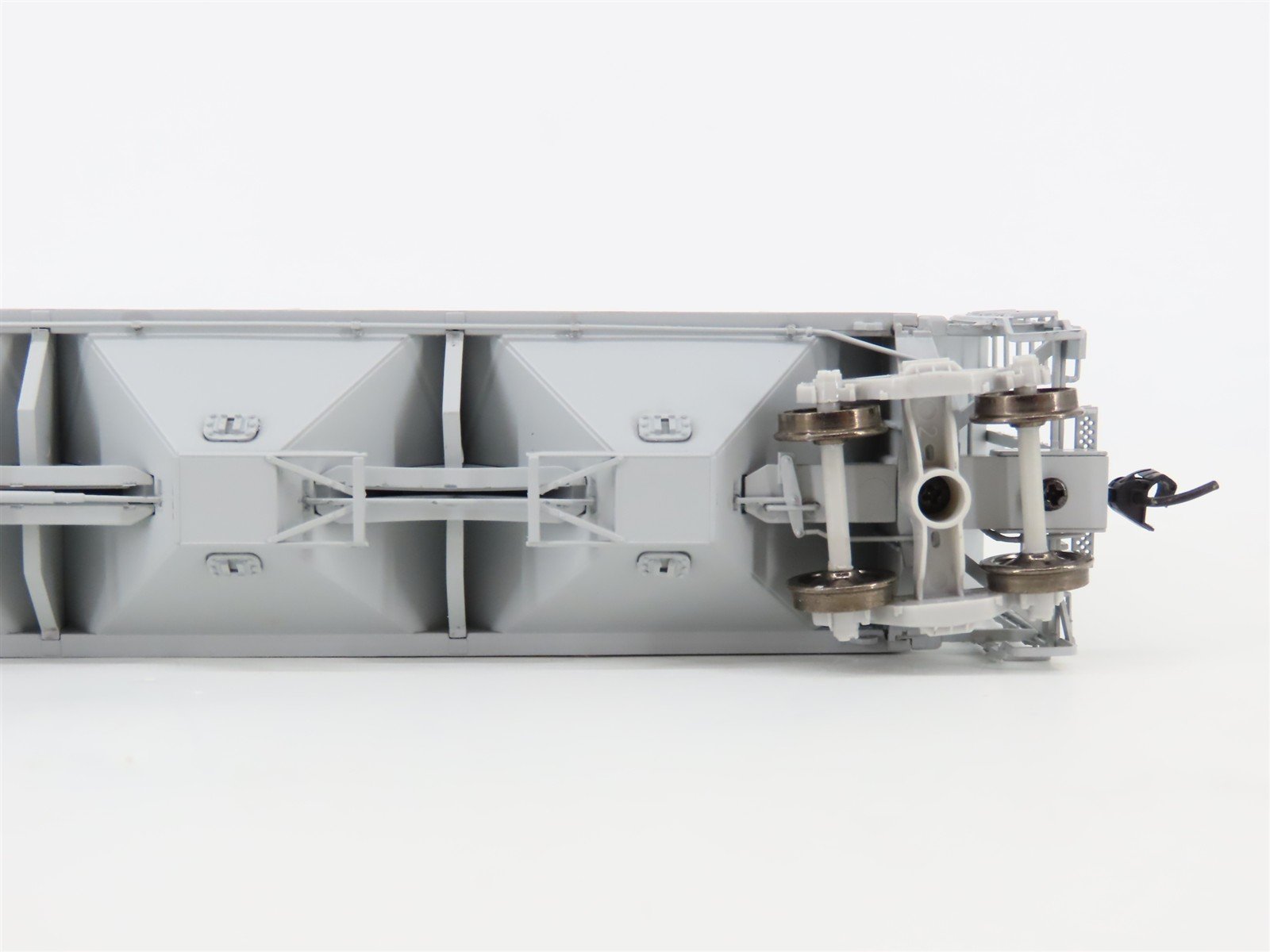 HO Scale Proto 2000 30101 CNW Railway PS2-CD 3-Bay Covered Hopper #170087