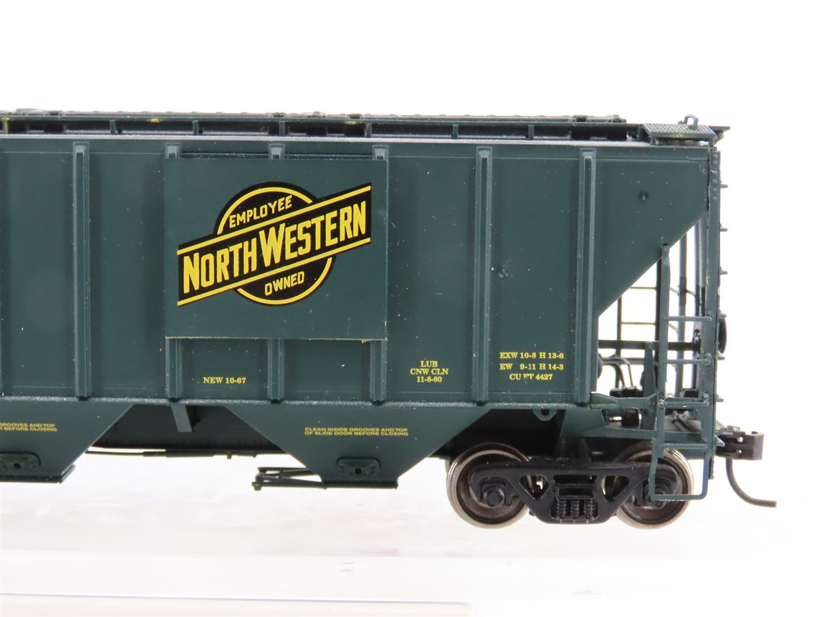 HO Scale Proto 2000 21874 CNW Railway PS2-CD 3-Bay Covered Hopper #170172