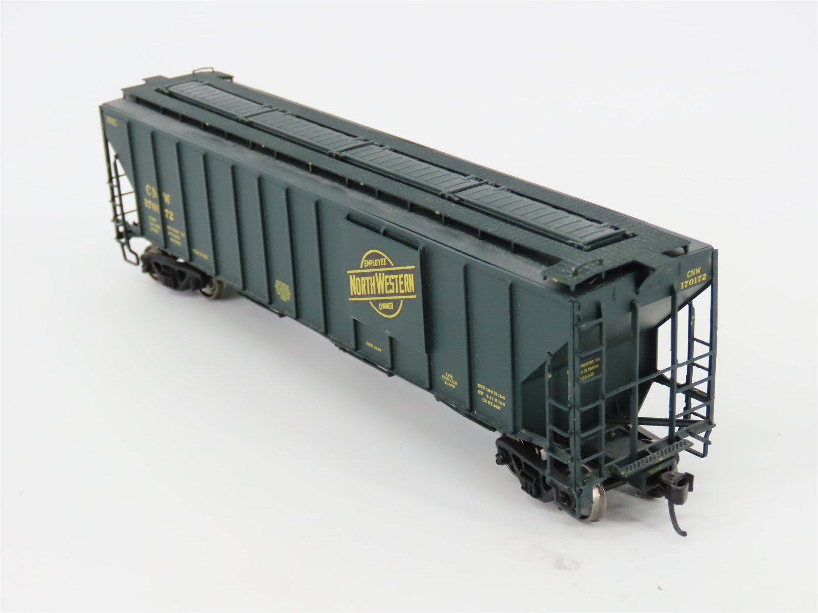 HO Scale Proto 2000 21874 CNW Railway PS2-CD 3-Bay Covered Hopper #170172