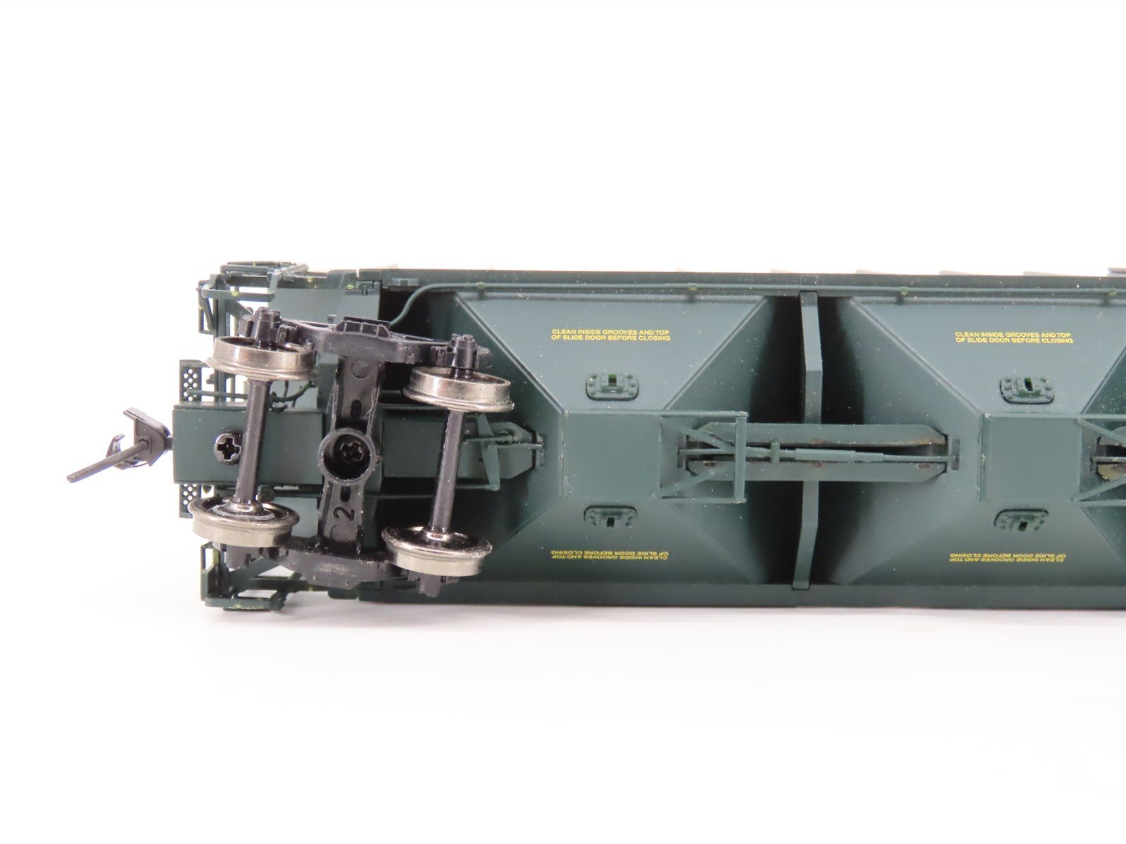 HO Scale Proto 2000 21874 CNW Railway PS2-CD 3-Bay Covered Hopper #170172