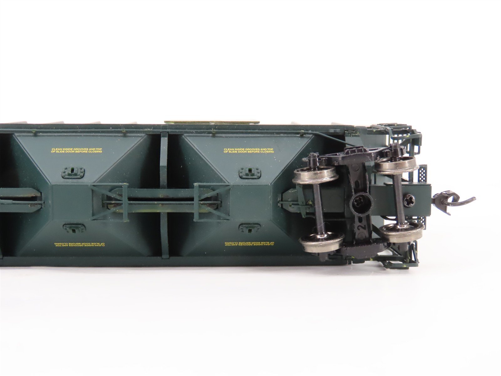 HO Scale Proto 2000 21874 CNW Railway PS2-CD 3-Bay Covered Hopper #170172