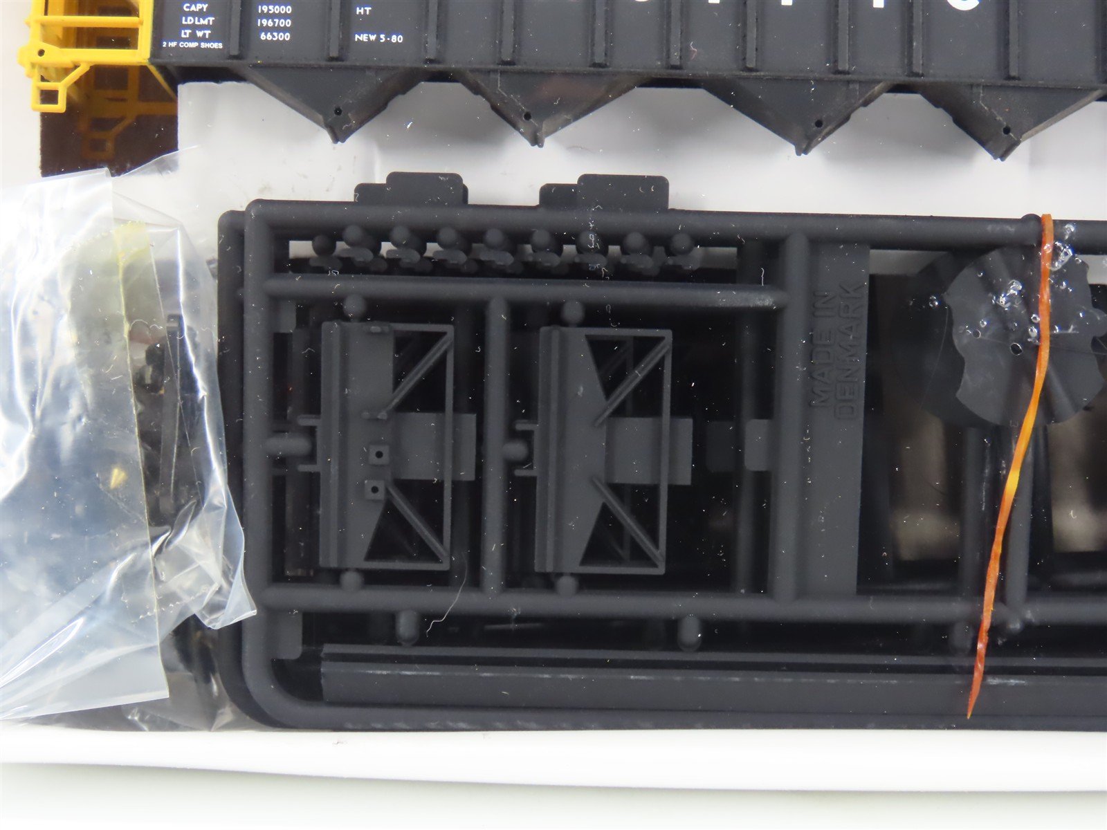 HO Scale Walthers 932-4932 UP Union Pacific 100-Ton 4-Bay Hopper Kits 6-Pack #3