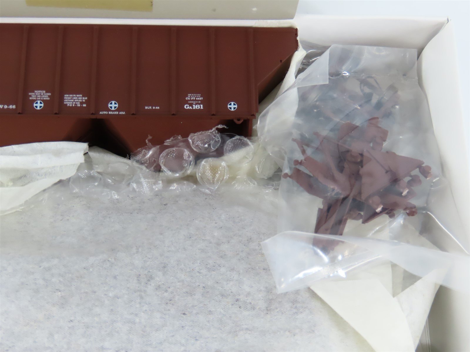 HO Scale PROTO 2000 Kit #21852 ATSF Santa Fe 3-Bay Covered Hopper #308085