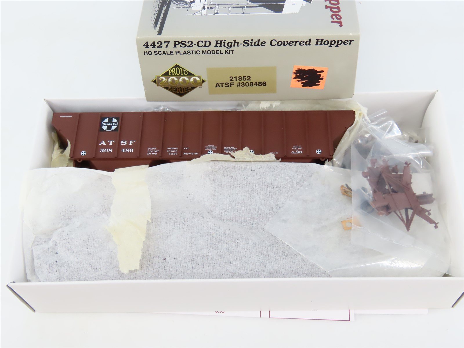 HO Scale PROTO 2000 Kit #21852 ATSF Santa Fe 3-Bay Covered Hopper #308486