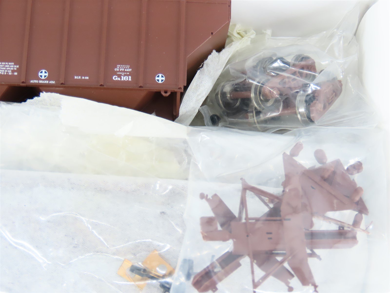 HO Scale PROTO 2000 Kit #21852 ATSF Santa Fe 3-Bay Covered Hopper #308486