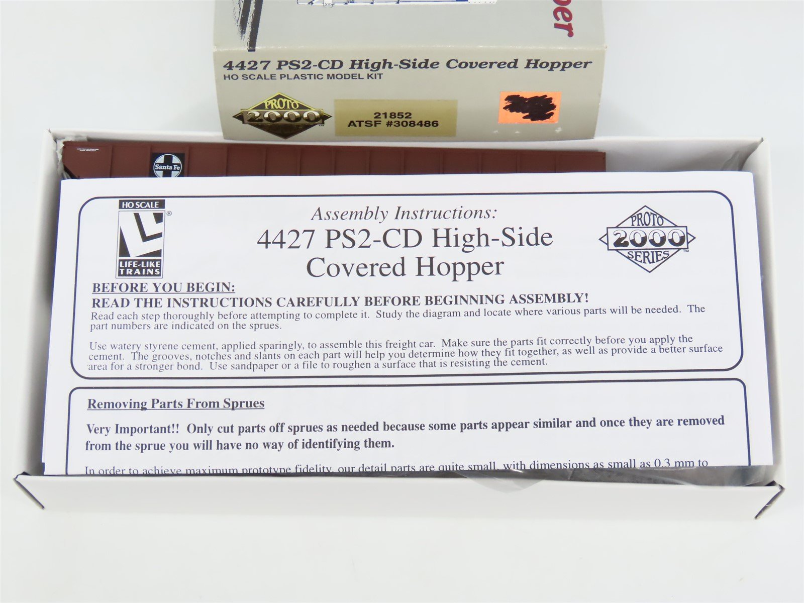 HO Scale PROTO 2000 Kit #21852 ATSF Santa Fe 3-Bay Covered Hopper #308486