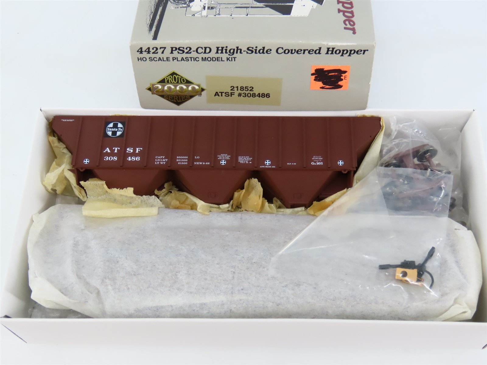 HO Scale PROTO 2000 Kit #21852 ATSF Santa Fe 3-Bay Covered Hopper #308486