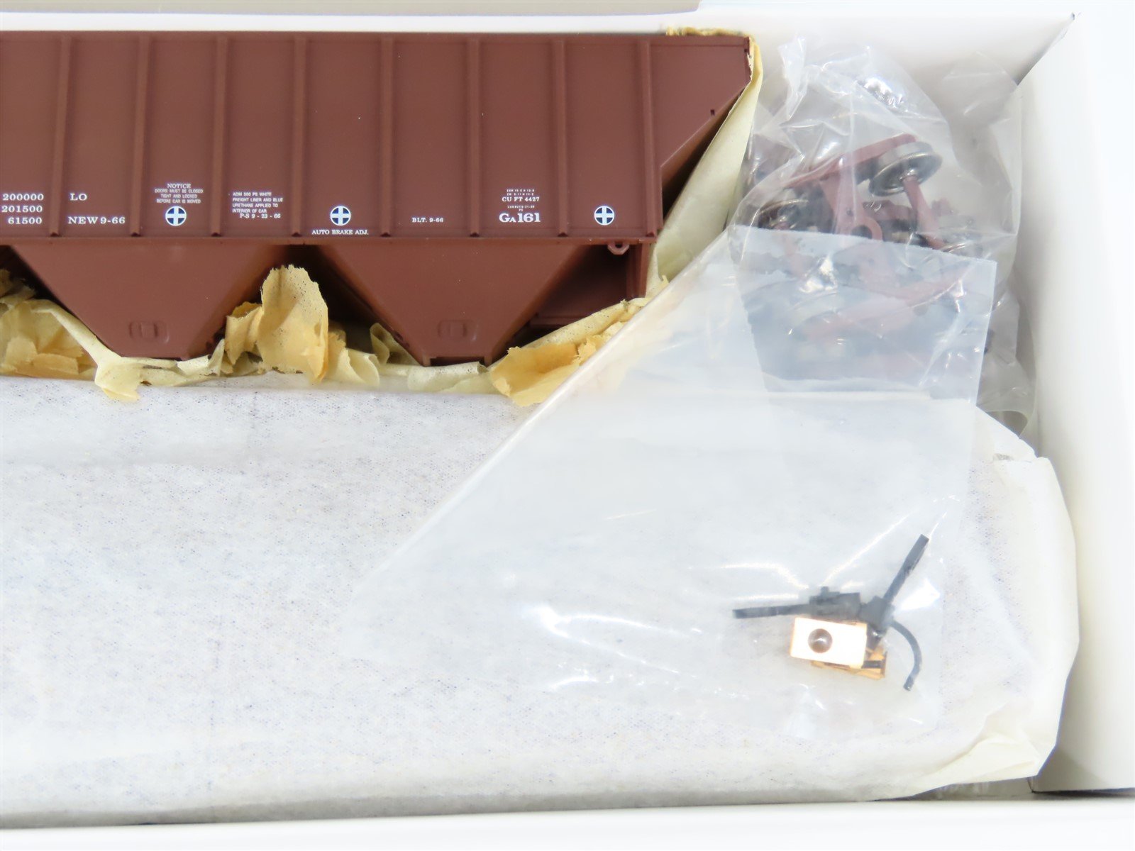 HO Scale PROTO 2000 Kit #21852 ATSF Santa Fe 3-Bay Covered Hopper #308486