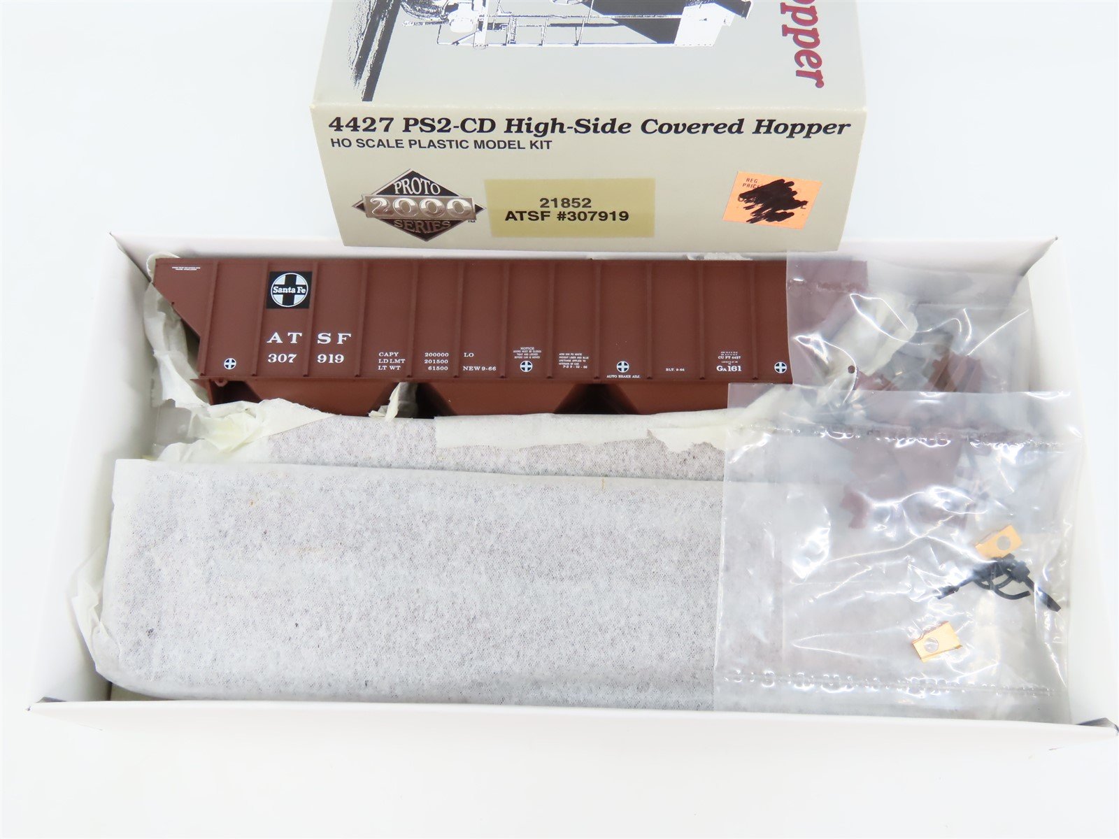 HO Scale PROTO 2000 Kit #21852 ATSF Santa Fe 3-Bay Covered Hopper #307919