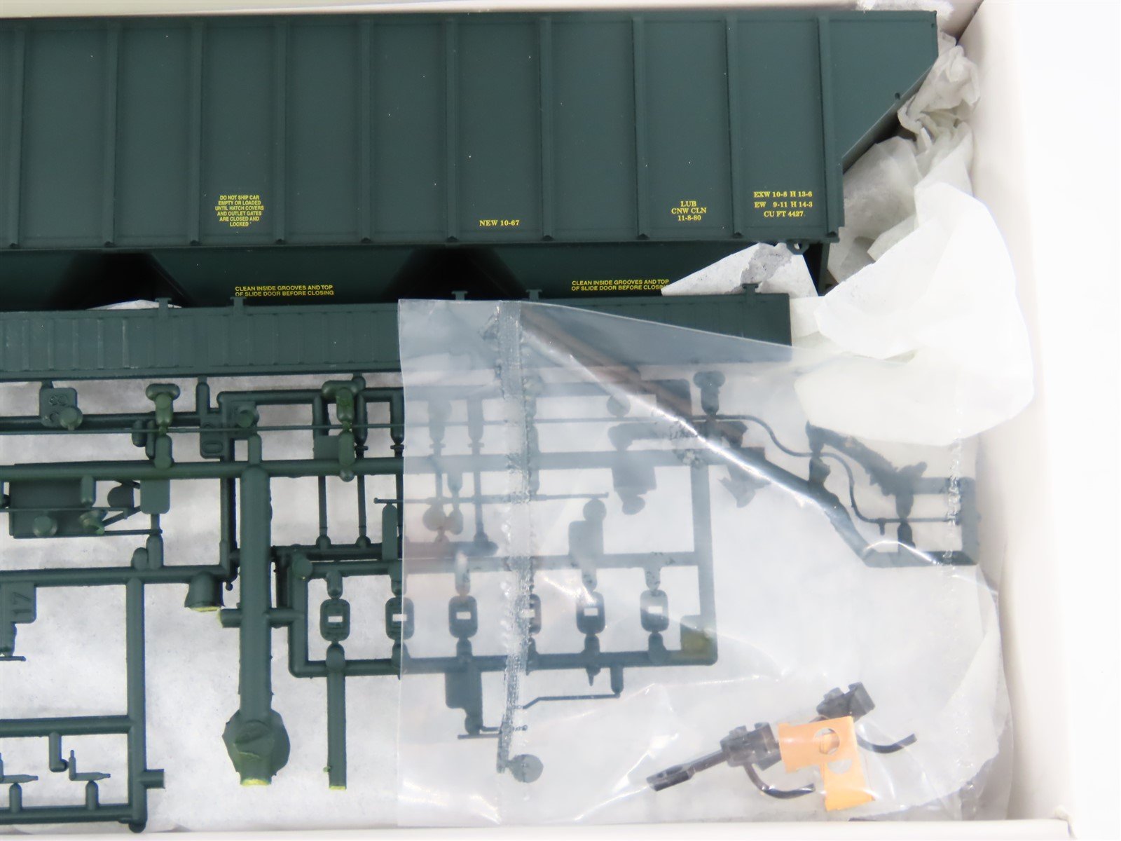 HO Scale PROTO 2000 Kit #21872 C&NW Chicago & North Western 3-Bay Hopper #170023