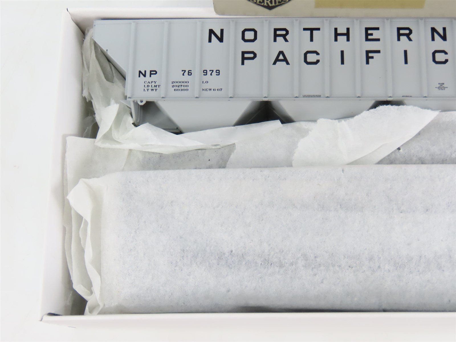 HO Scale PROTO 2000 Kit 21861 NP Northern Pacific 3-Bay Covered Hopper #76979