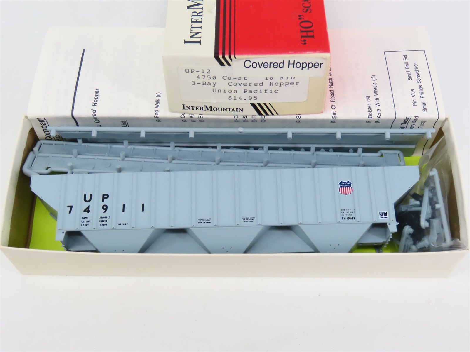 HO Scale InterMountain Kit UP-12 UP Union Pacific 3-Bay Covered Hopper #74911