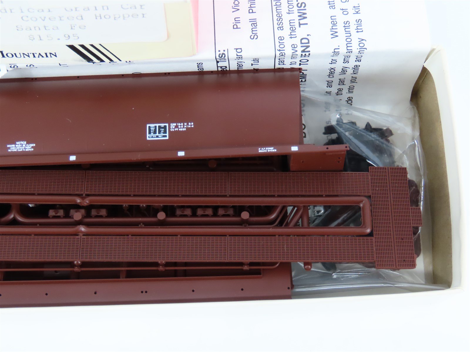 HO Scale InterMountain Kit ATSF-04 ATSF Santa Fe 4-Bay Covered Hopper #313913