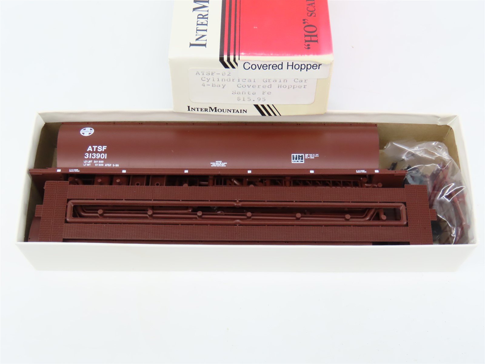 HO Scale InterMountain Kit ATSF-02 ATSF Santa Fe 4-Bay Covered Hopper #313901
