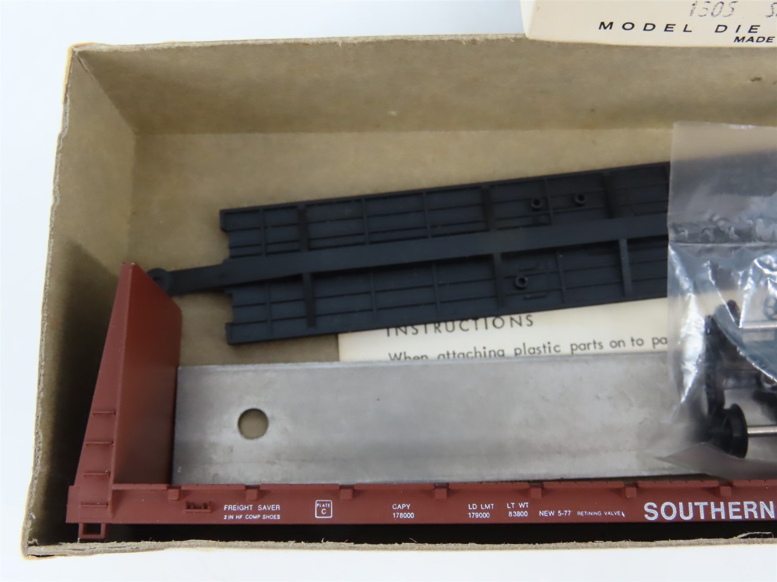 HO Scale Roundhouse Kit 1305 SOU Southern Railway 60' Bulkhead Flat Car #114018