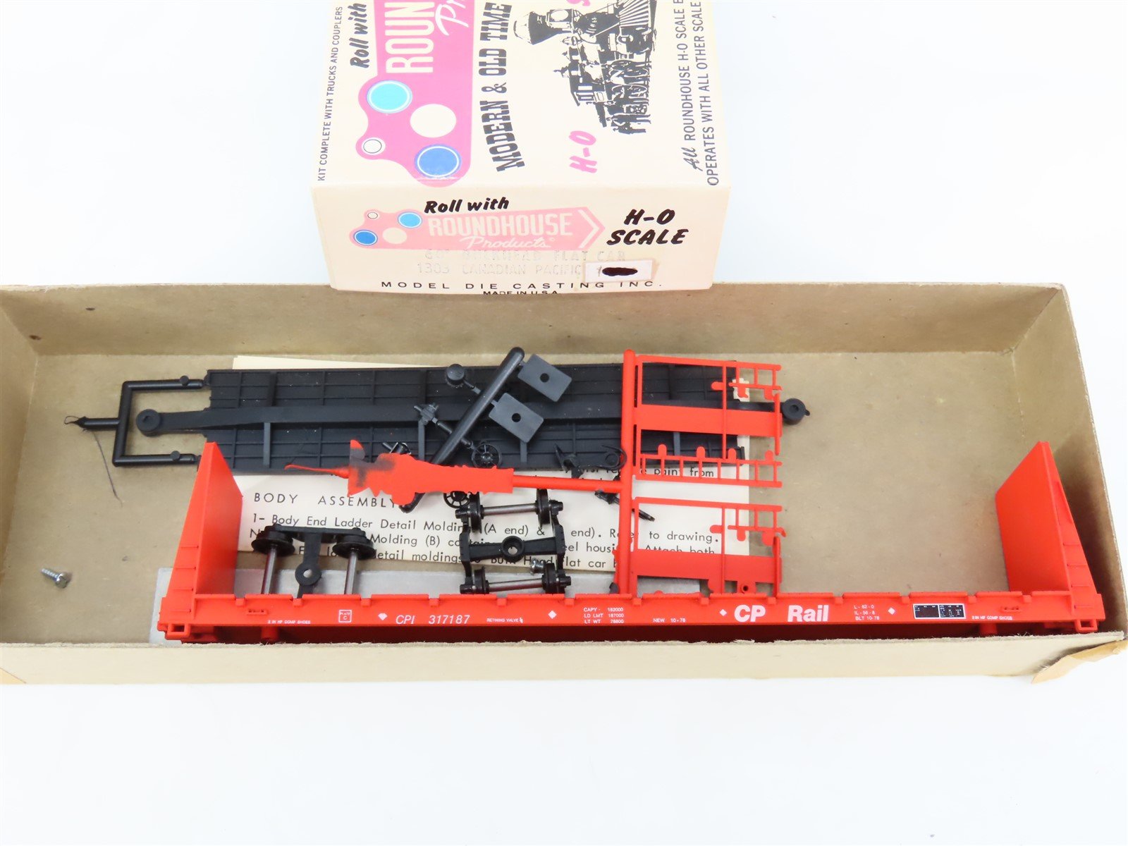 HO Roundhouse Kit 1303 CP Rail Canadian Pacific 60' Bulkhead Flat Car #317187