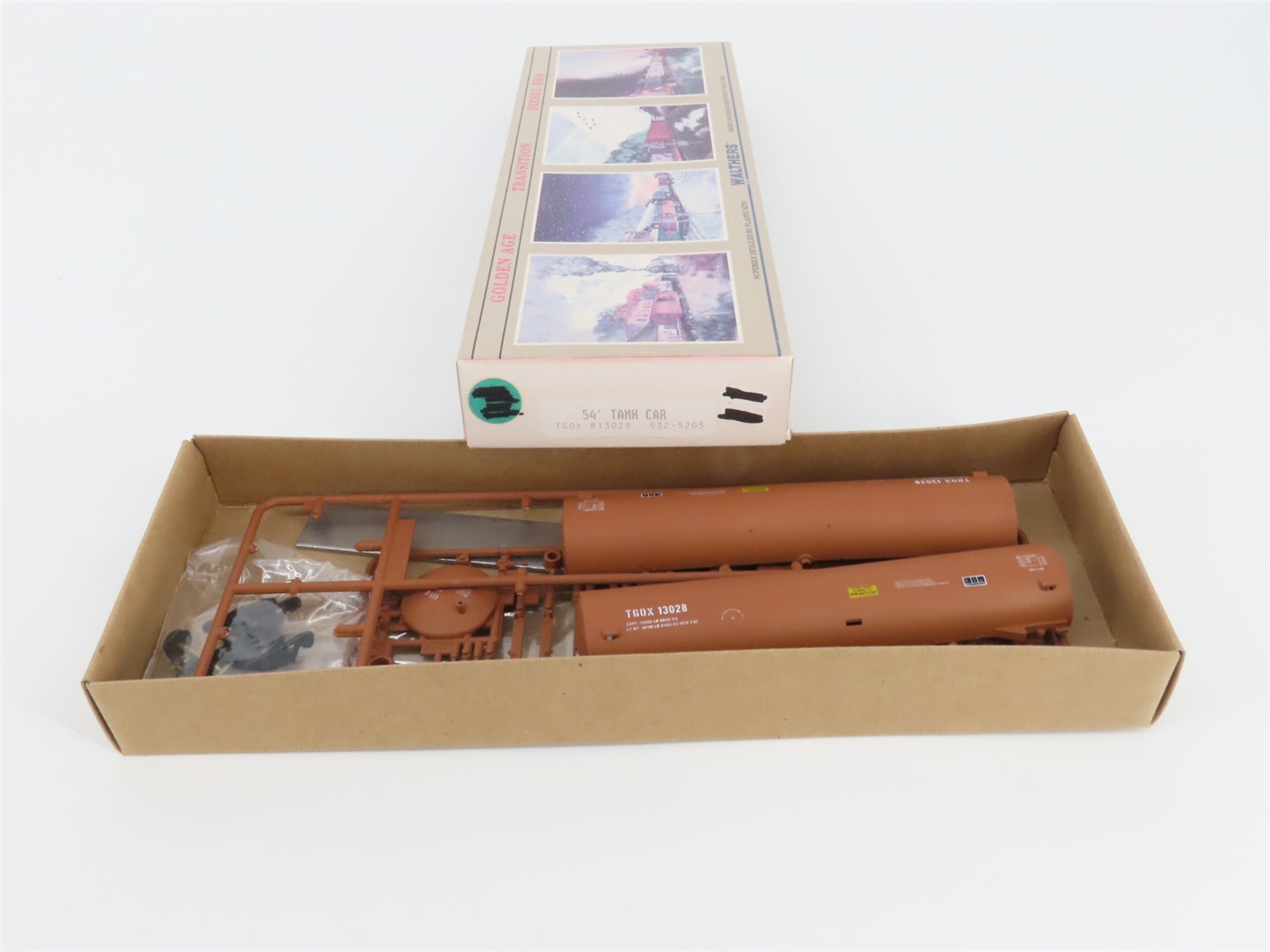 HO Scale Walthers Kit 932-5208 TGOX 54' Funnel Flow Tank Car #13028