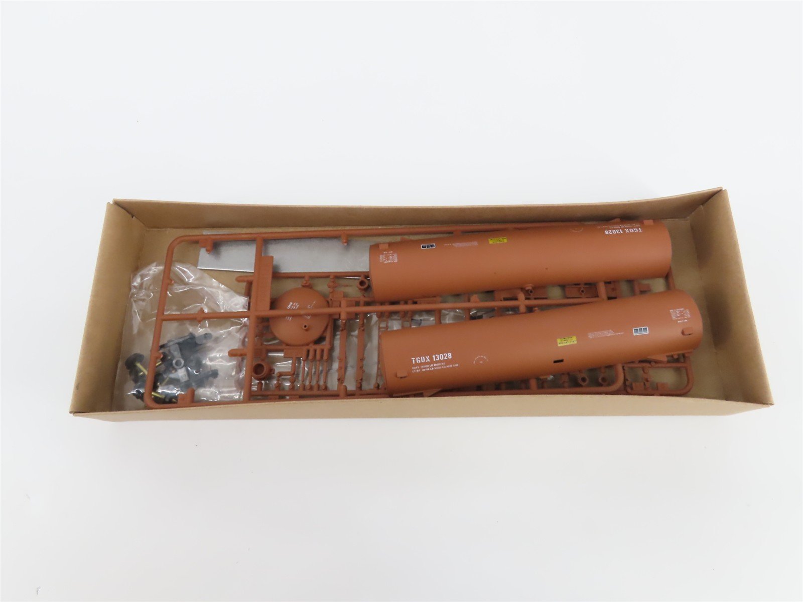 HO Scale Walthers Kit 932-5208 TGOX 54' Funnel Flow Tank Car #13028