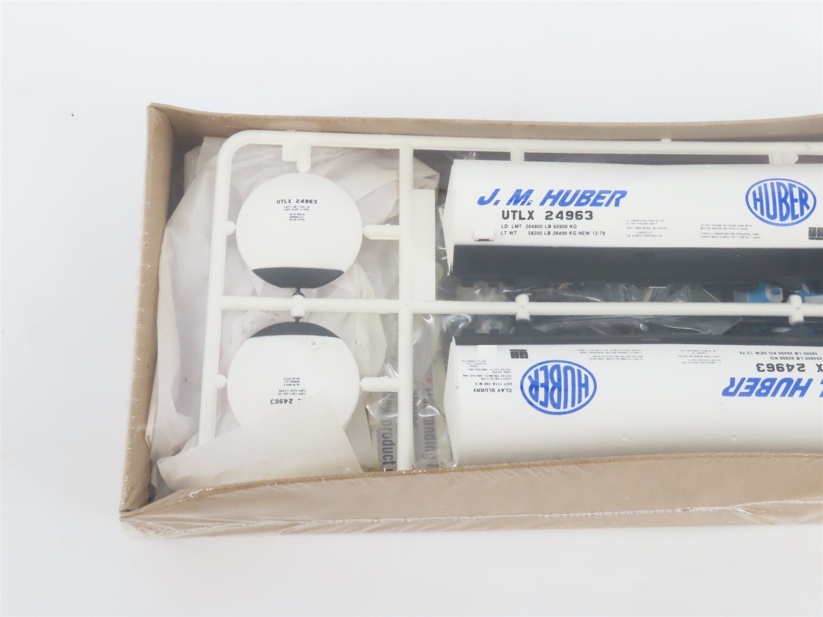 HO Walthers Kit 932-5159 UTLX J.M. Huber 40' Funnel Flow Tank Car #24963 -SEALED