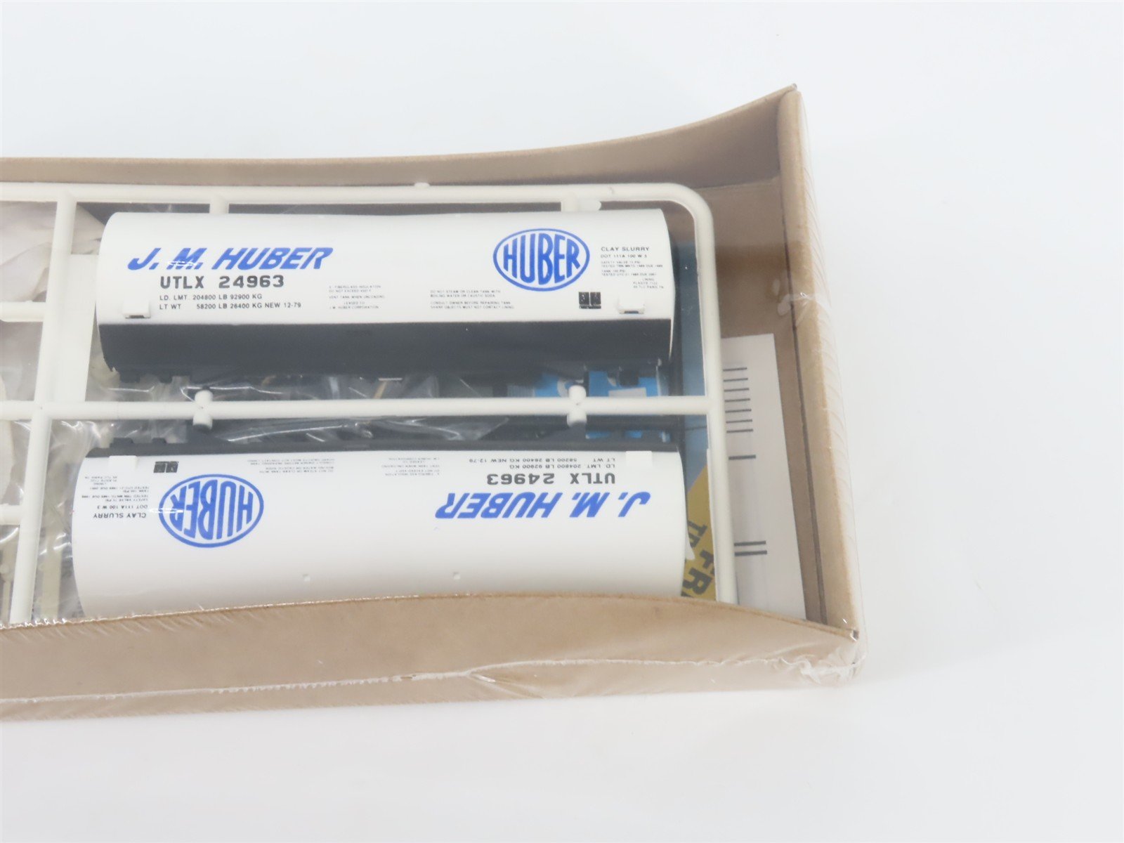 HO Walthers Kit 932-5159 UTLX J.M. Huber 40' Funnel Flow Tank Car #24963 -SEALED