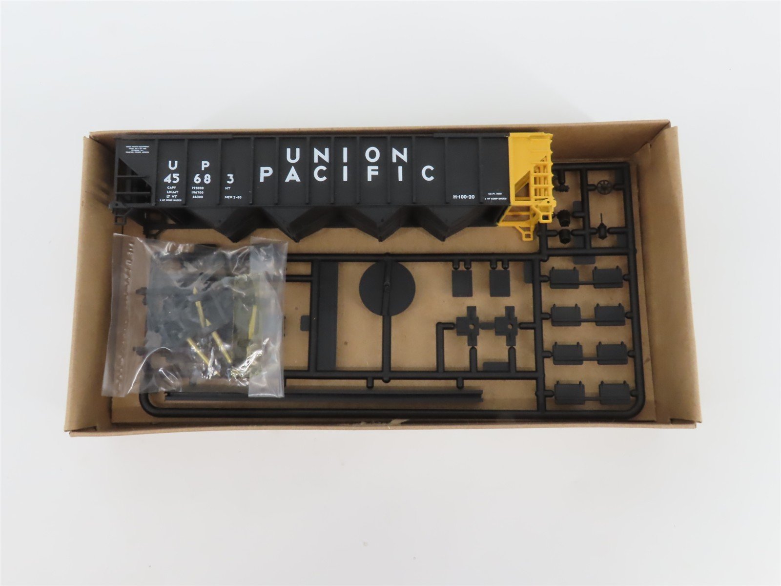 HO Scale Walthers Kit 932-4902 UP Union Pacific 100-Ton 4-Bay Hopper #45683