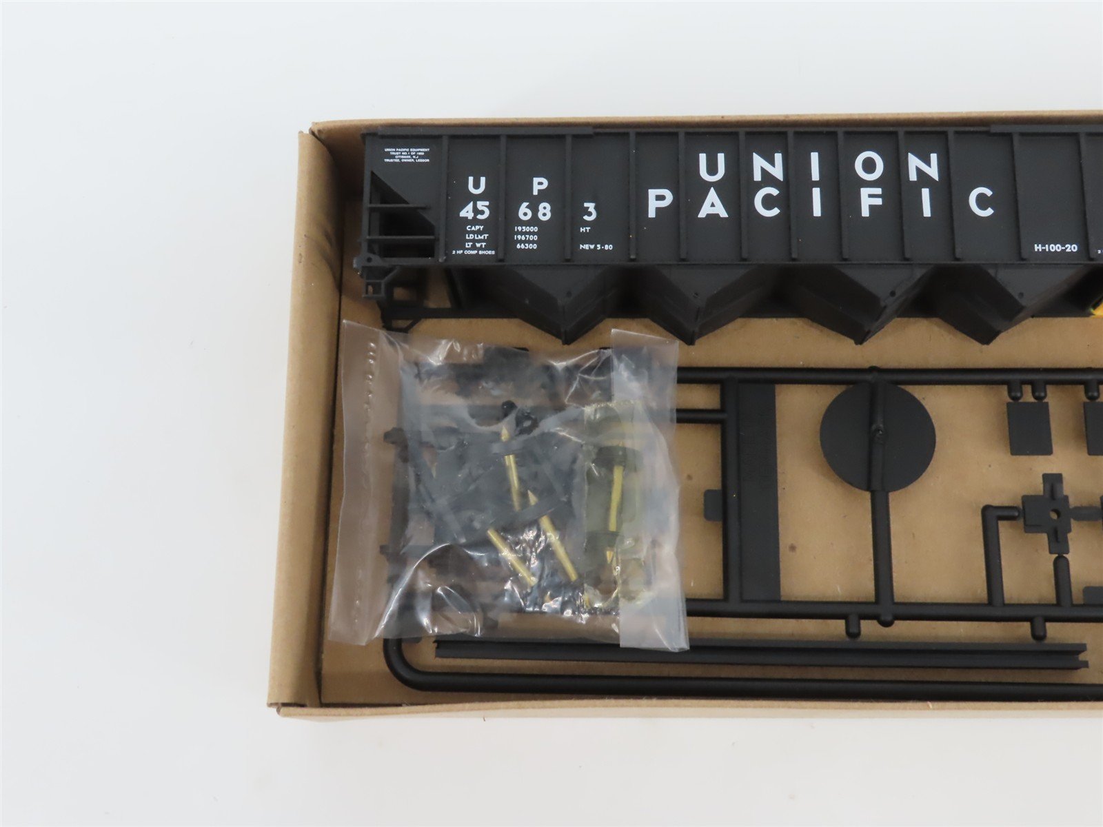 HO Scale Walthers Kit 932-4902 UP Union Pacific 100-Ton 4-Bay Hopper #45683