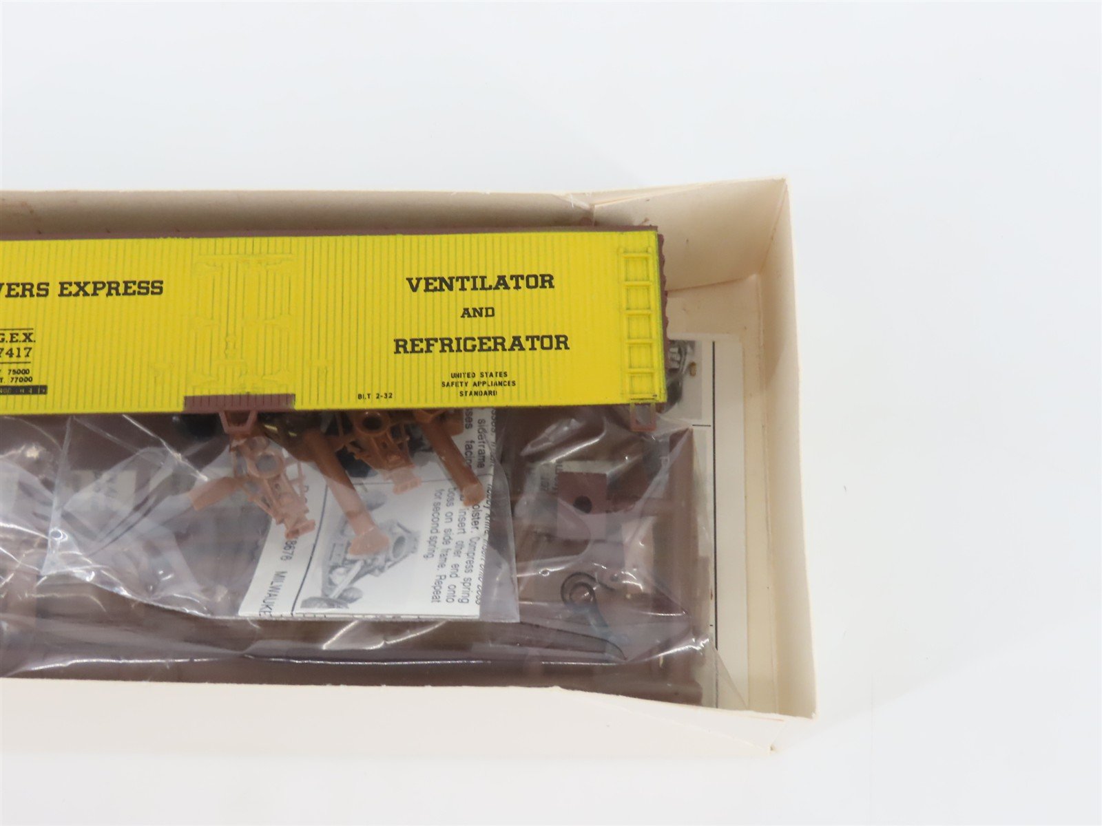 HO Scale Walthers Kit 932-2306 FGEX Fruit Growers Express 40' Wood Reefer #37417