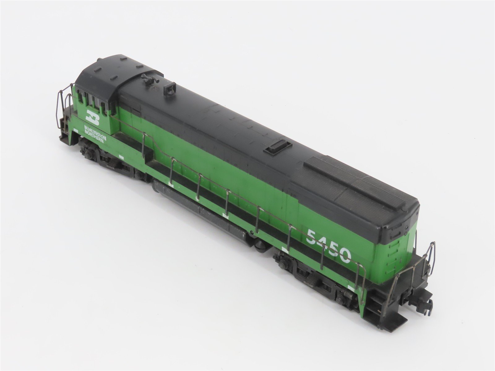 HO Scale Athearn 3411 BN Burlington Northern GE U28B Diesel Locomotive #5450