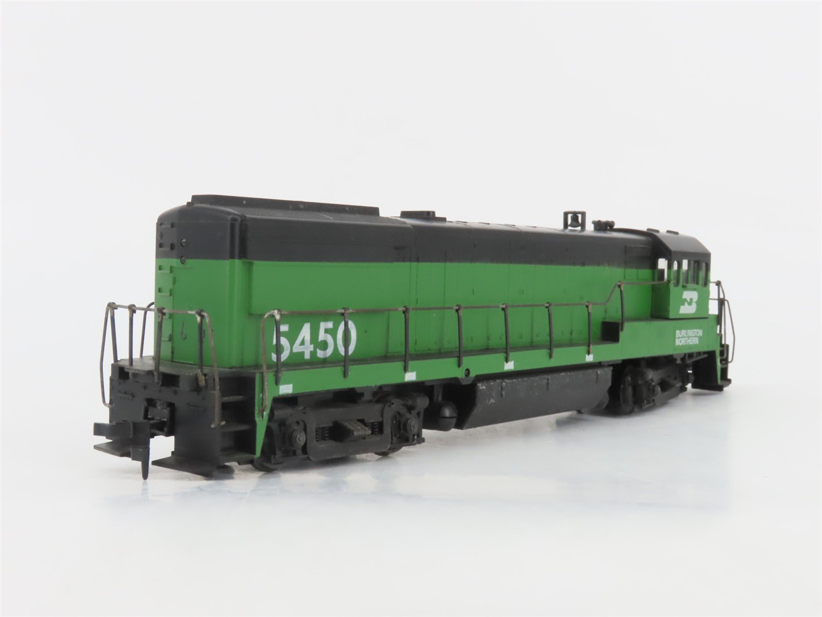 HO Scale Athearn 3411 BN Burlington Northern GE U28B Diesel Locomotive #5450