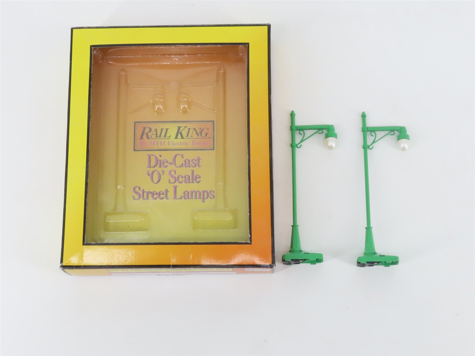 O Scale MTH RailKing 1032 No. 64 Die-Cast 1930's Era Green Street Lamp 2-Pack