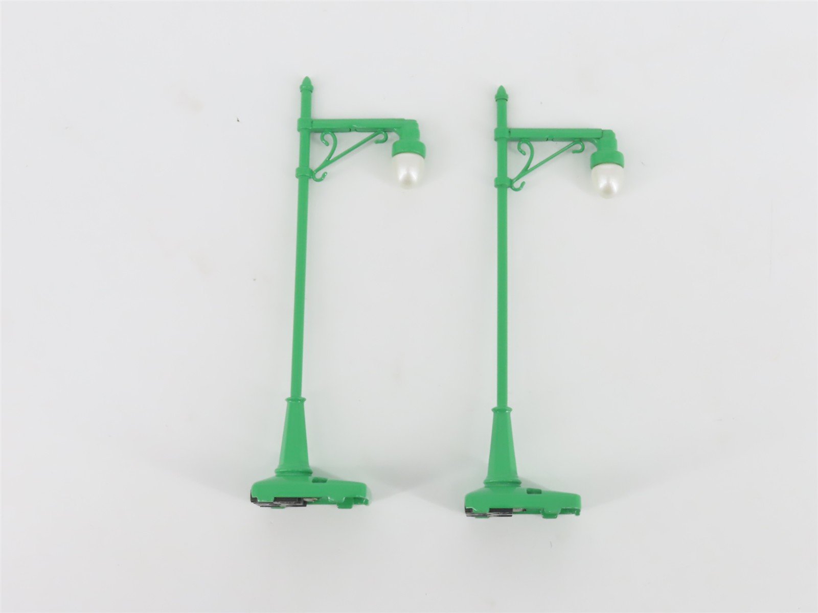 O Scale MTH RailKing 1032 No. 64 Die-Cast 1930's Era Green Street Lamp 2-Pack