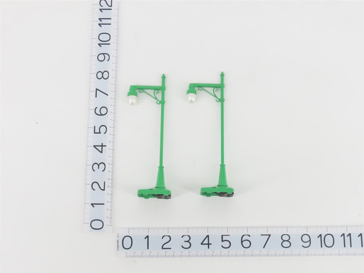 O Scale MTH RailKing 1032 No. 64 Die-Cast 1930&#39;s Era Green Street Lamp 2-Pack