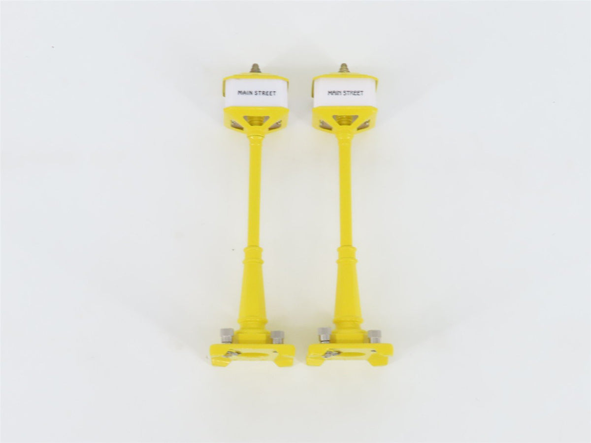 O MTH RailKing MT-1028 No. 57 Yellow &quot;Main Street/Broadway&quot; Street Lamp 2-Pack
