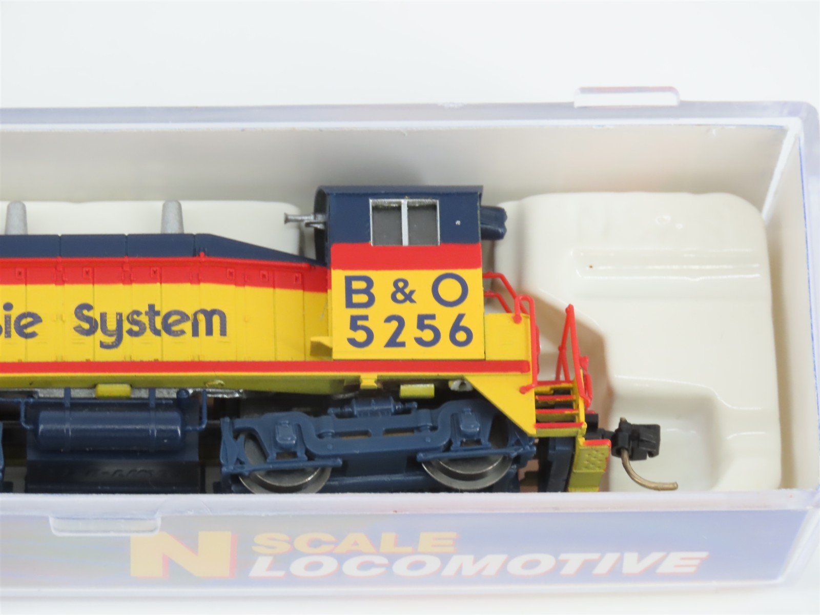N Scale Life-Like 7860 B&O Chessie System EMD SW9/1200 Diesel Switcher #5256