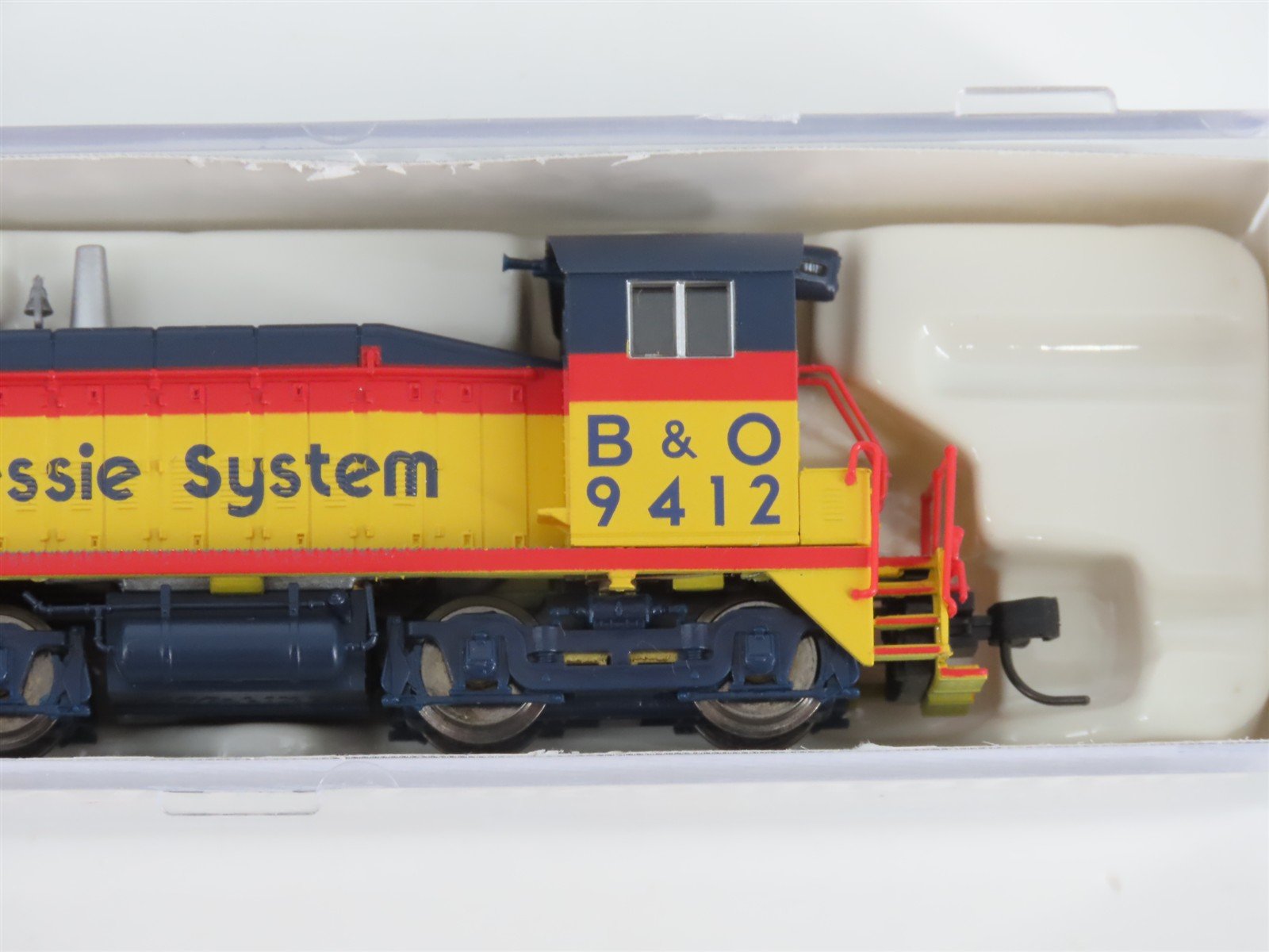 N Scale Life-Like 7386 B&O Chessie System EMD SW8 Diesel Switcher #9412