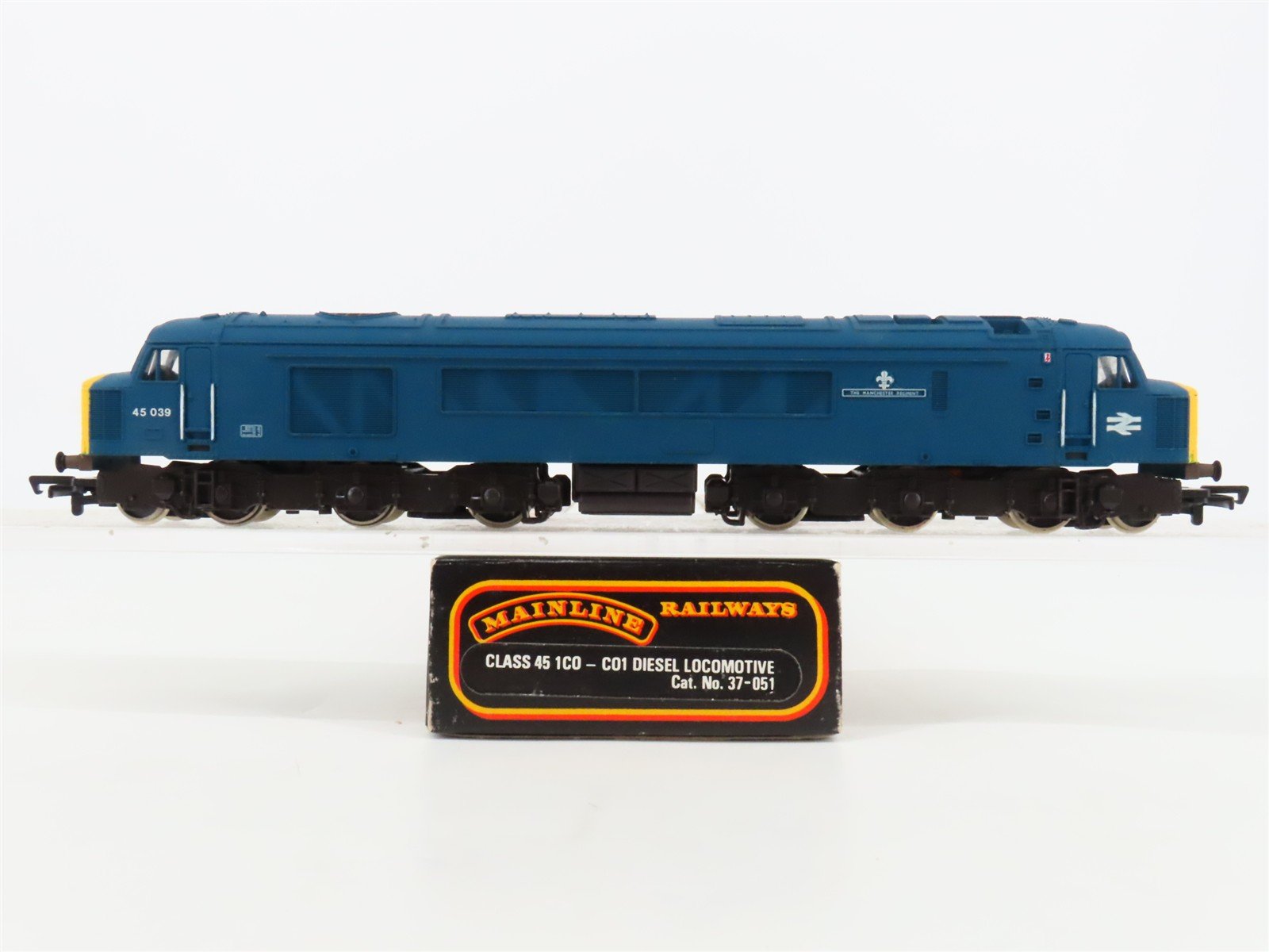 OO Scale Mainline 37-051 Manchester Regiment Class 45 Diesel Locomotive #039