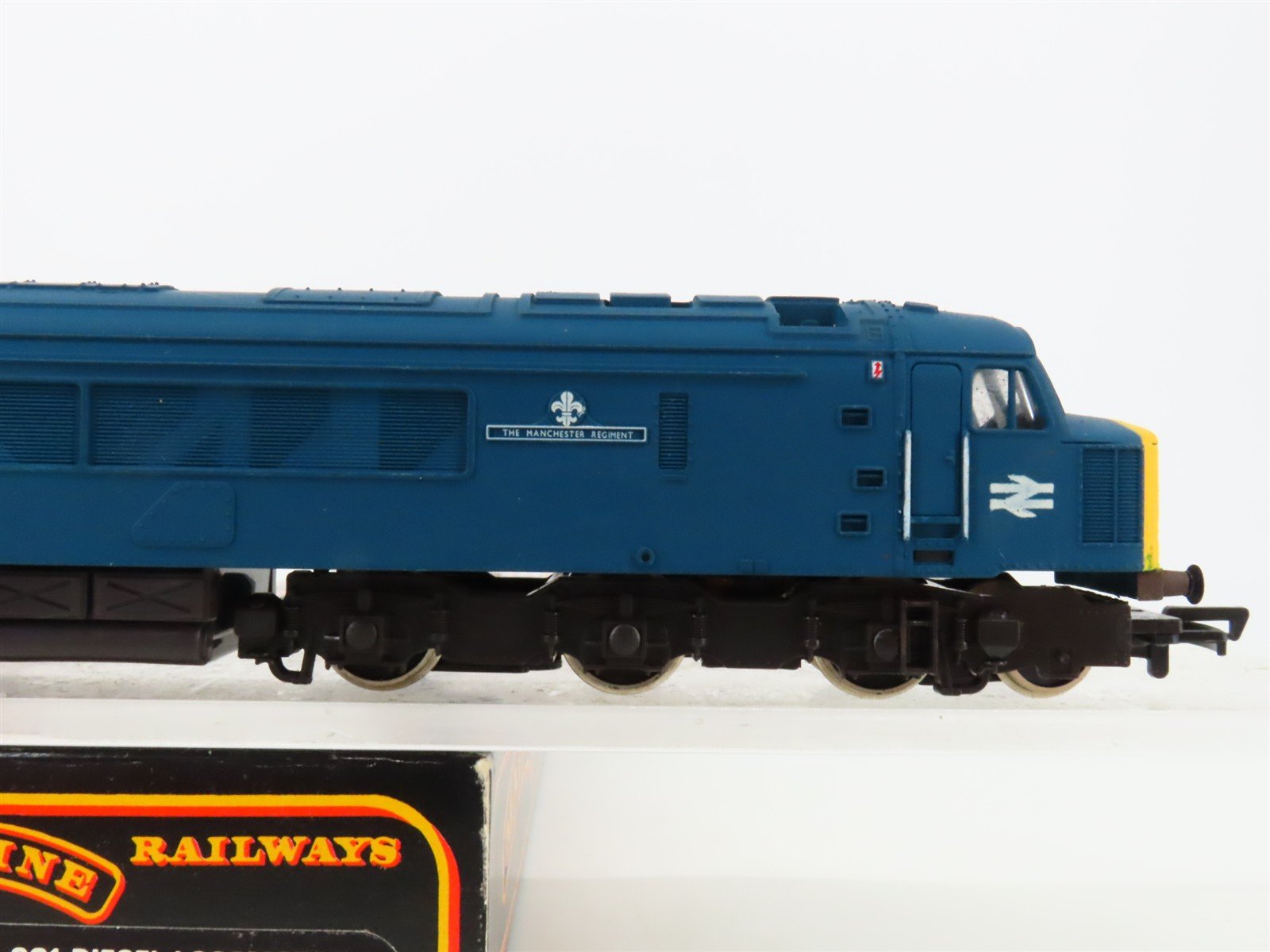 OO Scale Mainline 37-051 Manchester Regiment Class 45 Diesel Locomotive #039