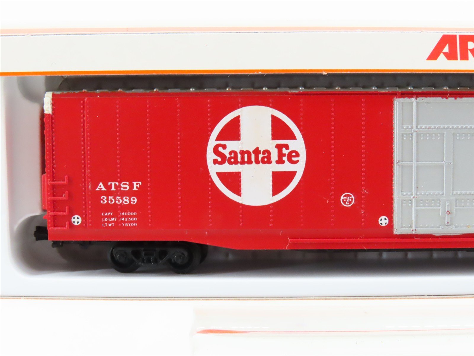 N Scale Arnold 5325 ATSF Santa Fe Super Shock Control 86' Hi-Cube Box Car #35589
