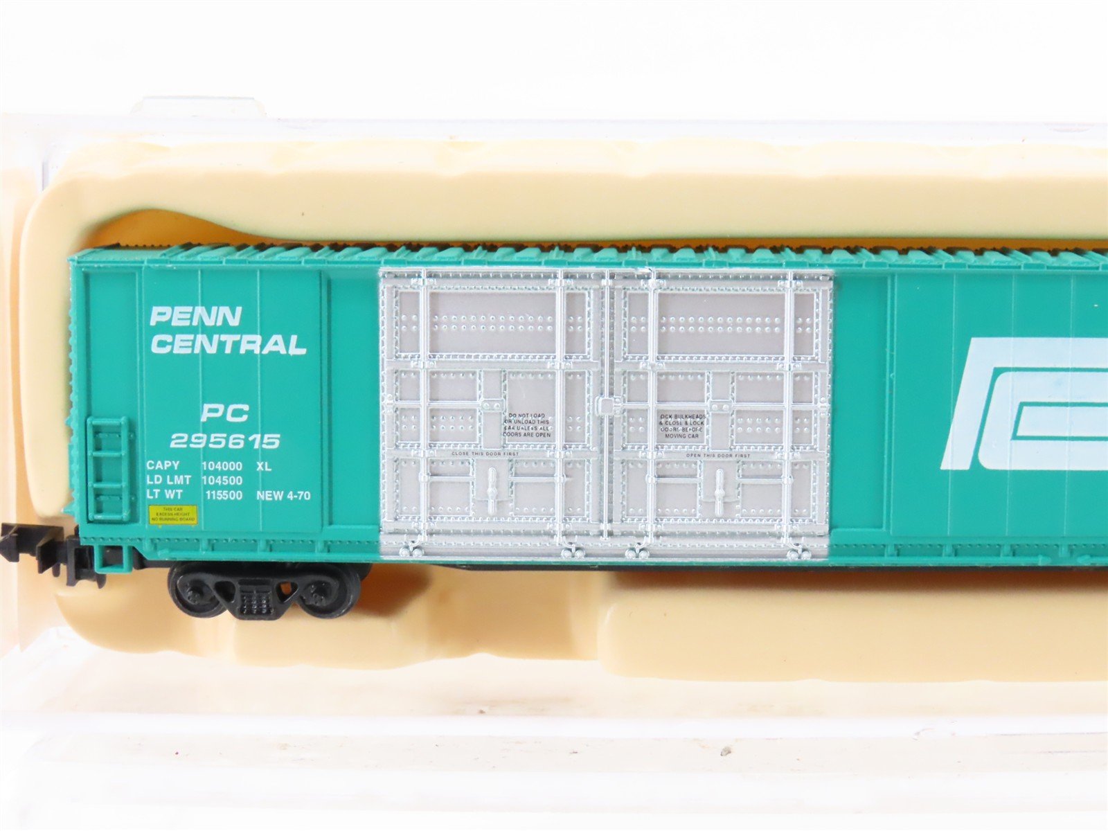 N Scale Con-Cor 001-555611(1) PC Penn Central 85' Hi-Cube Box Car #295615