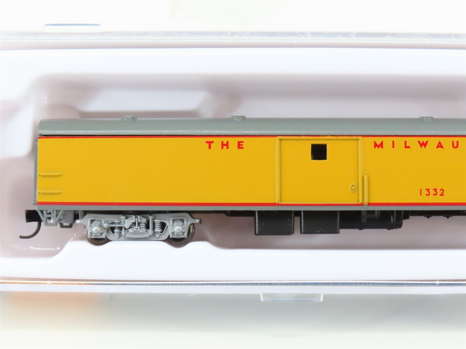 N Scale Con-Cor 0001-040342 MILW Milwaukee UP Paint 85' Baggage Passenger #1332