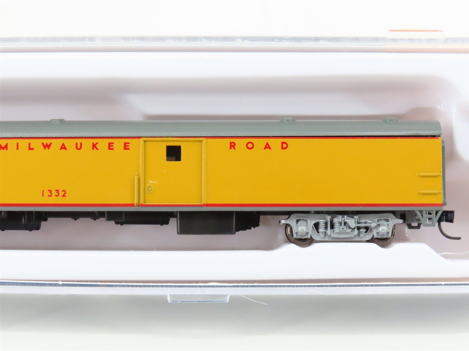 N Scale Con-Cor 0001-040342 MILW Milwaukee UP Paint 85' Baggage Passenger #1332