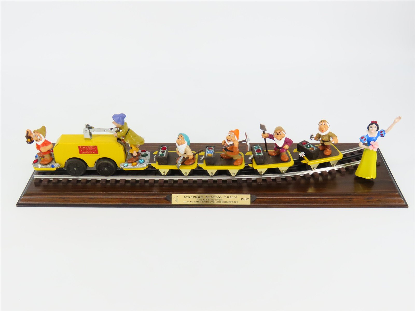 O Gauge 3-Rail Pride Lines Disney Snow White & Seven Dwarfs 60th Anniversary Set