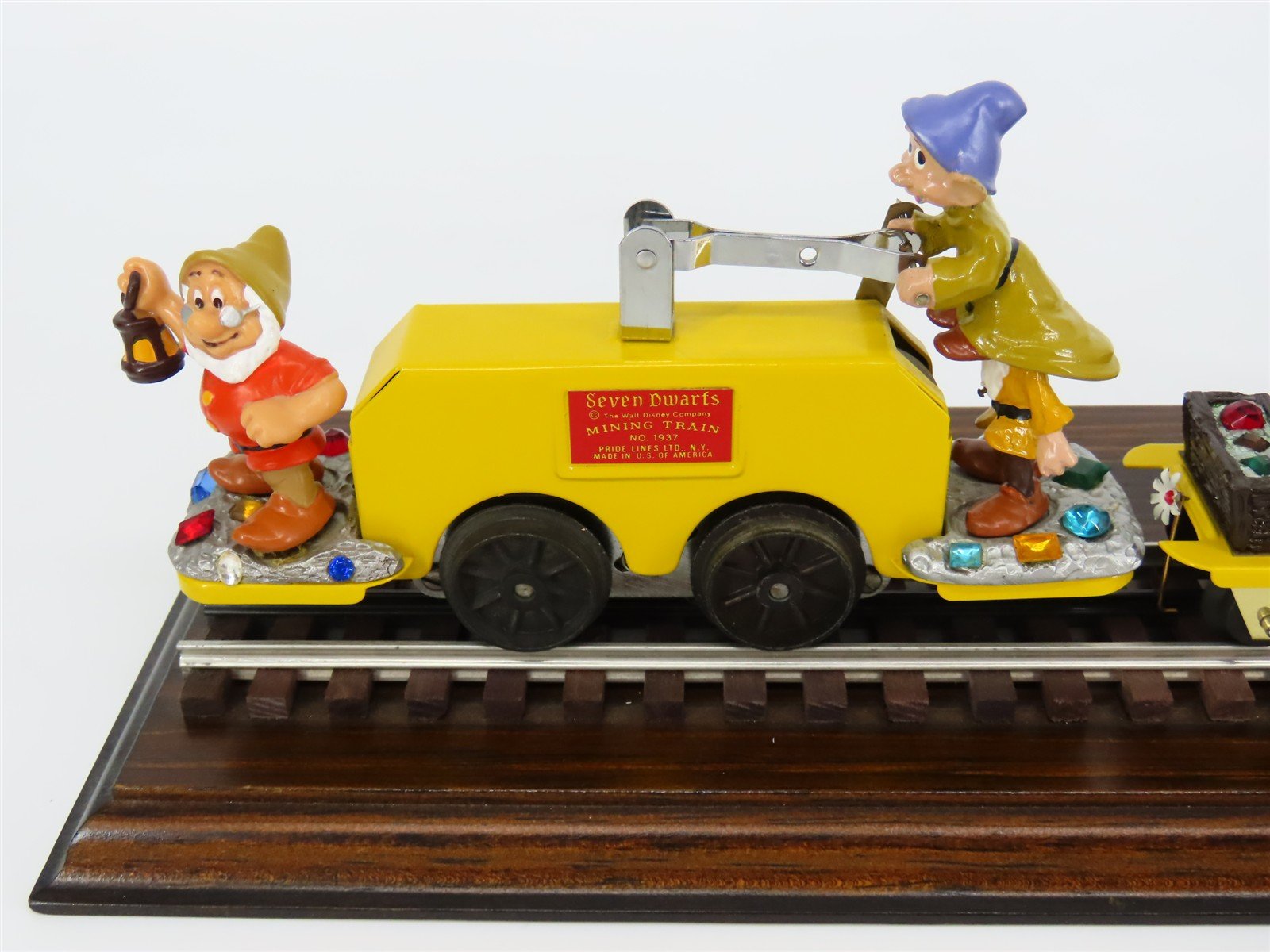 O Gauge 3-Rail Pride Lines Disney Snow White & Seven Dwarfs 60th Anniversary Set