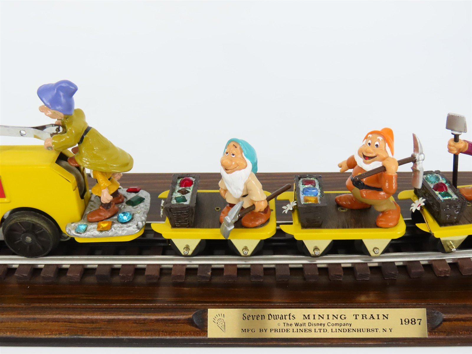O Gauge 3-Rail Pride Lines Disney Snow White & Seven Dwarfs 60th Anniversary Set