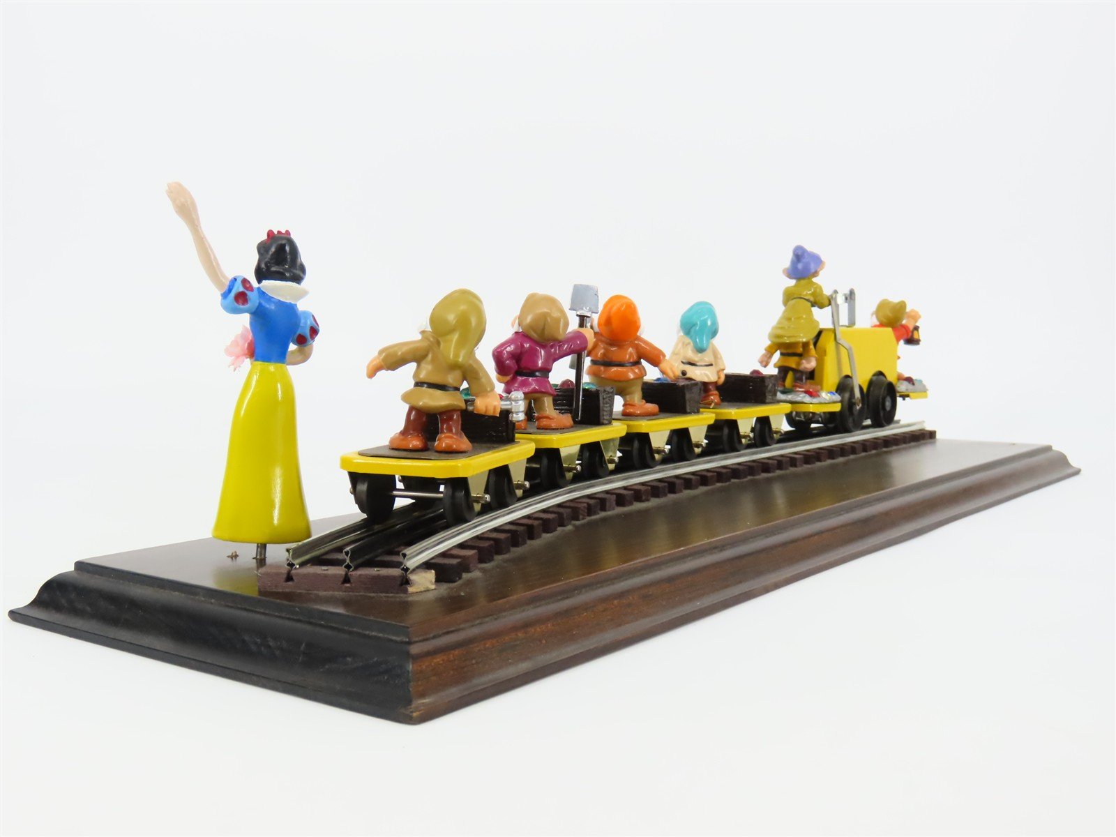 O Gauge 3-Rail Pride Lines Disney Snow White & Seven Dwarfs 60th Anniversary Set