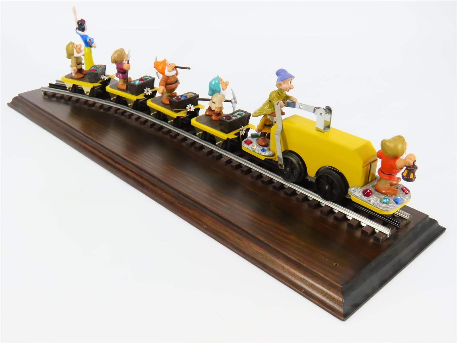 O Gauge 3-Rail Pride Lines Disney Snow White & Seven Dwarfs 60th Anniversary Set
