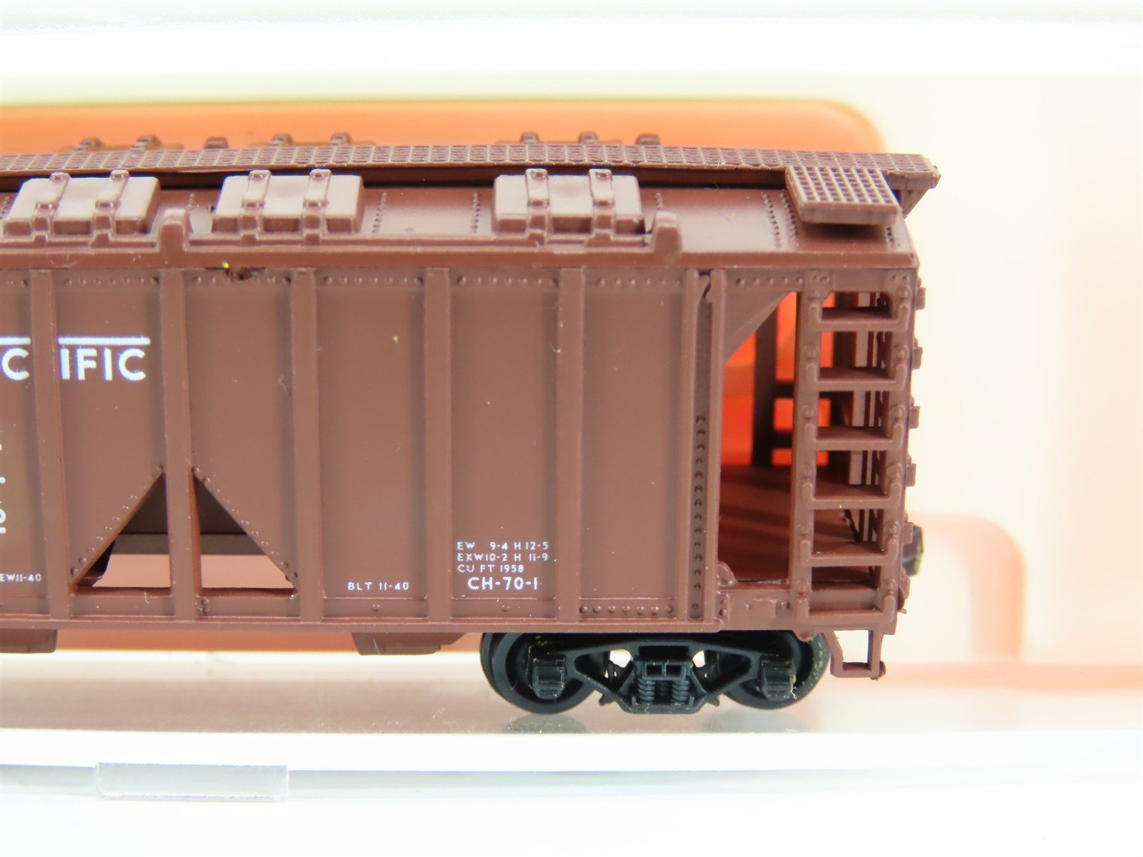 N Scale Vintage/Deluxe 7010 UP Union Pacific 2-Bay Covered Hopper Car #92056