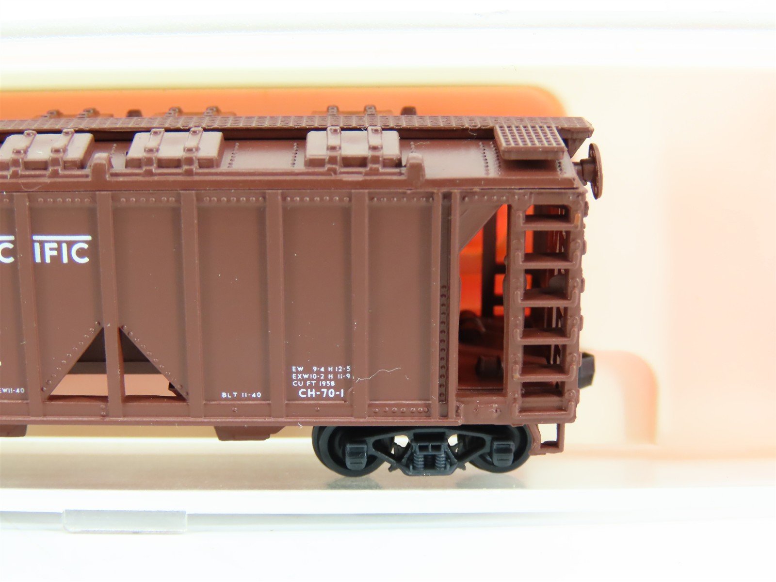 N Scale Vintage/Deluxe 7010 UP Union Pacific 2-Bay Covered Hopper Car #92021