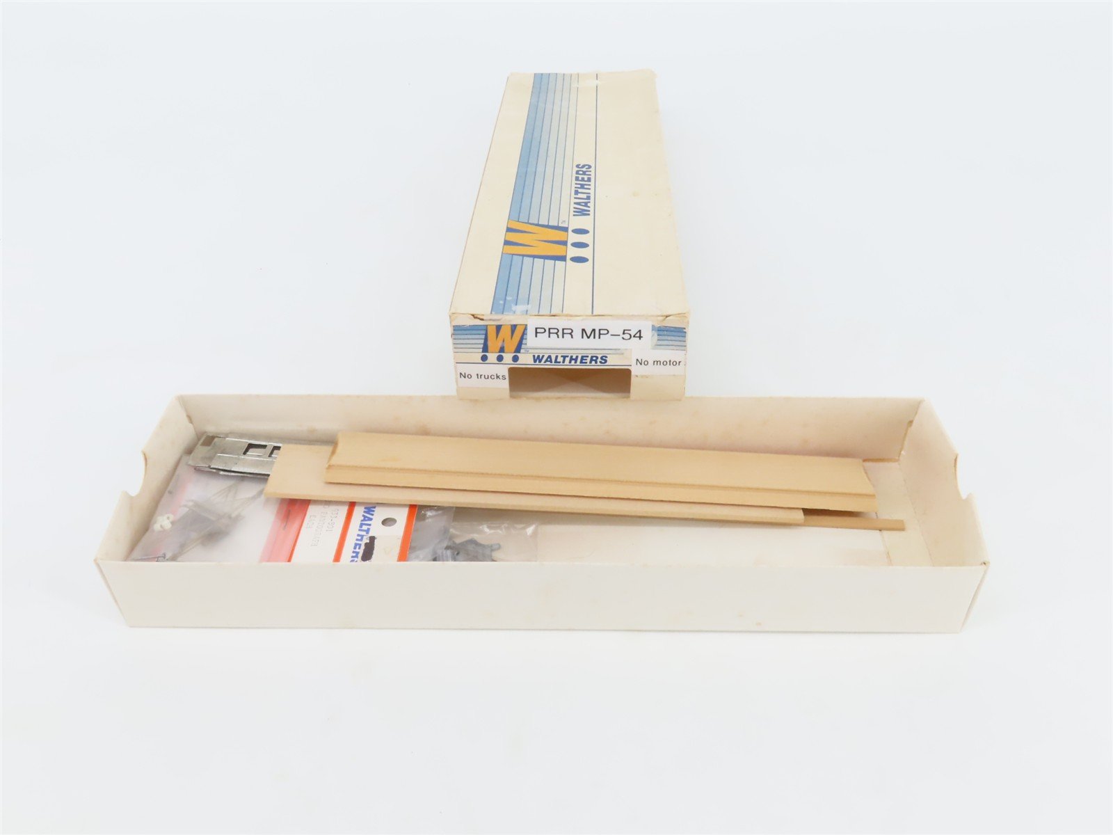 HO Walthers Kit 933-5525 Undecorated PRR MP54 Coach EMU Rail Car - Unpowered