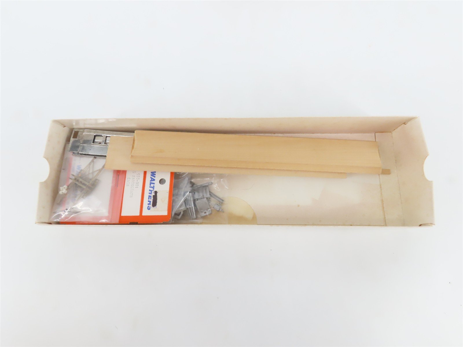 HO Walthers Kit 933-5525 Undecorated PRR MP54 Coach EMU Rail Car - Unpowered